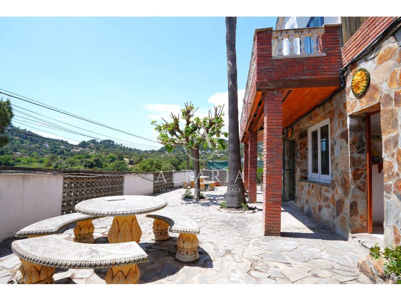7 bedroom Villa for sale in Palafolls with pool garage - € 325,000 (Ref: 9835045)