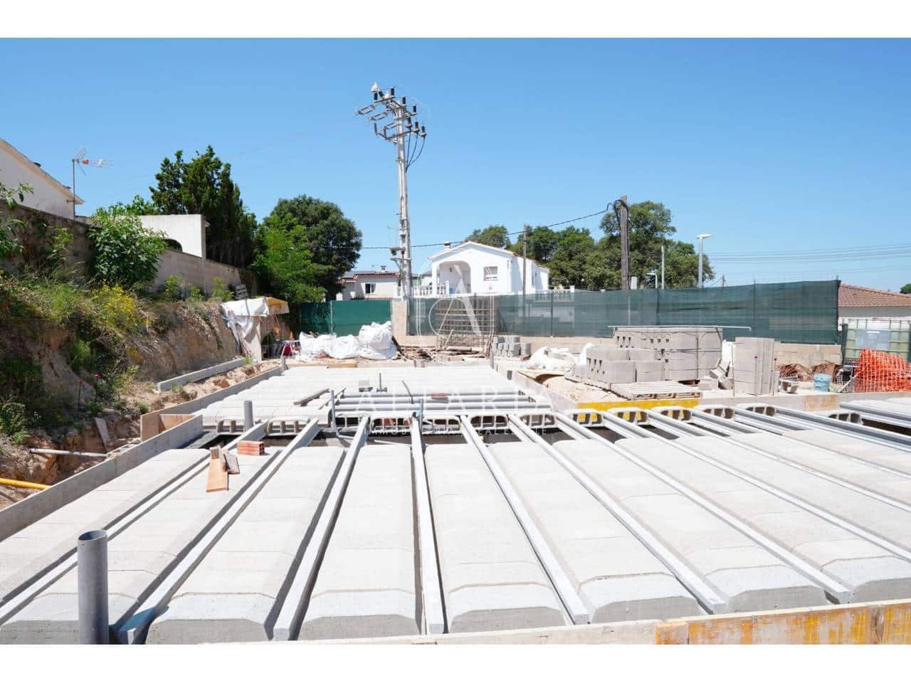 3 soveværelse Villa til salg i Lloret de Mar med swimmingpool - € 325.000 (Ref: 9928618)