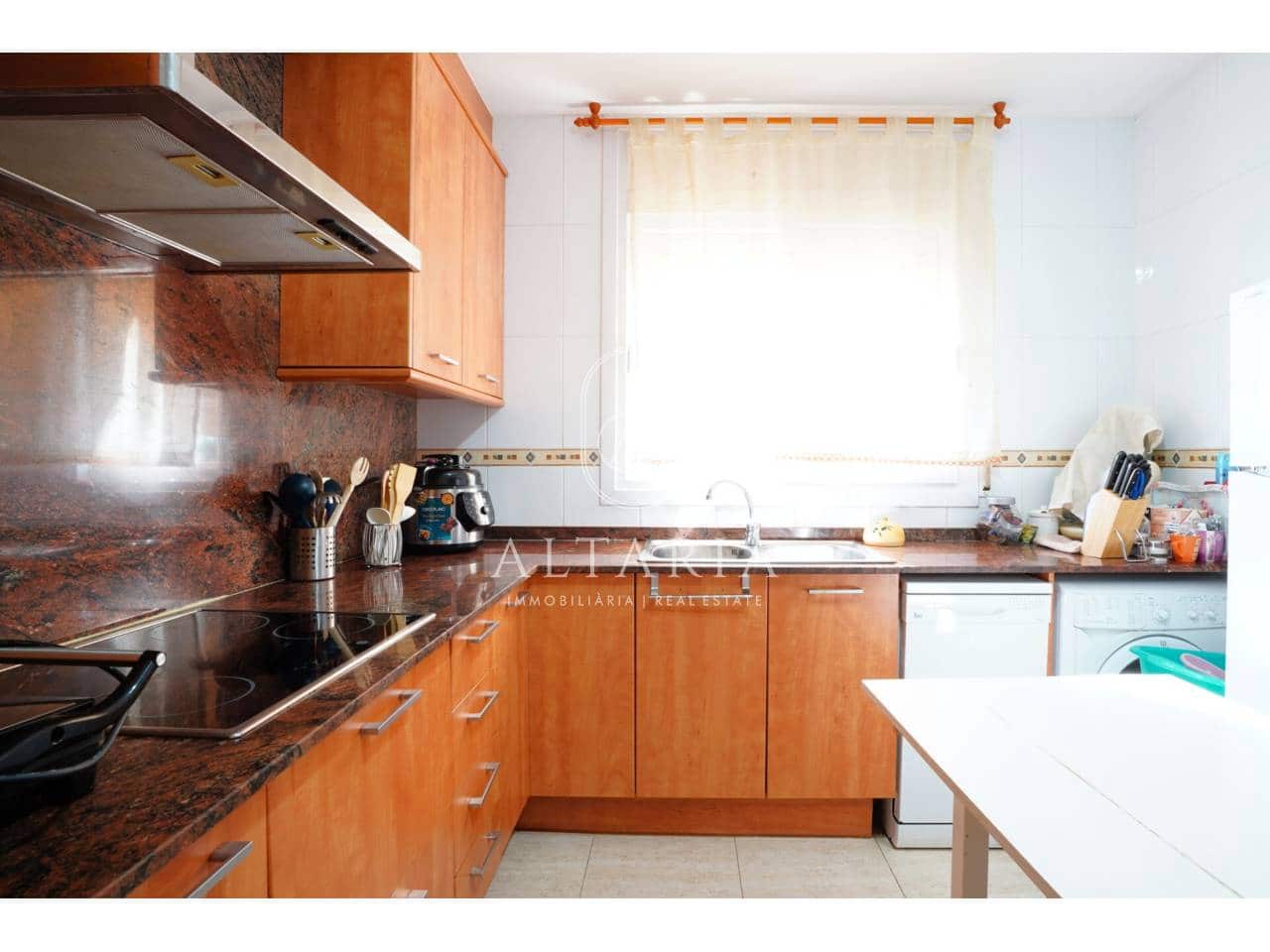 3 bedroom Villa for sale in Lloret de Mar with garage - € 342,000 (Ref: 9931190)