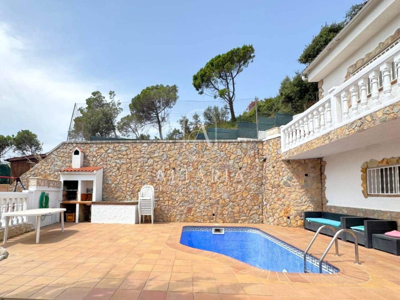 5 Zimmer Villa zu verkaufen in Lloret de Mar mit Pool - 375.000 € (Ref: 9999485)