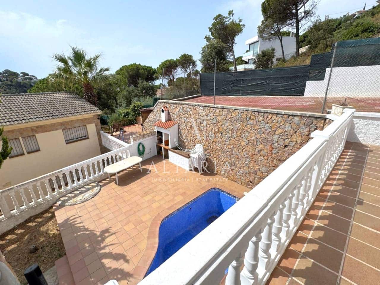 5 Zimmer Villa zu verkaufen in Lloret de Mar mit Pool - 375.000 € (Ref: 9999485)