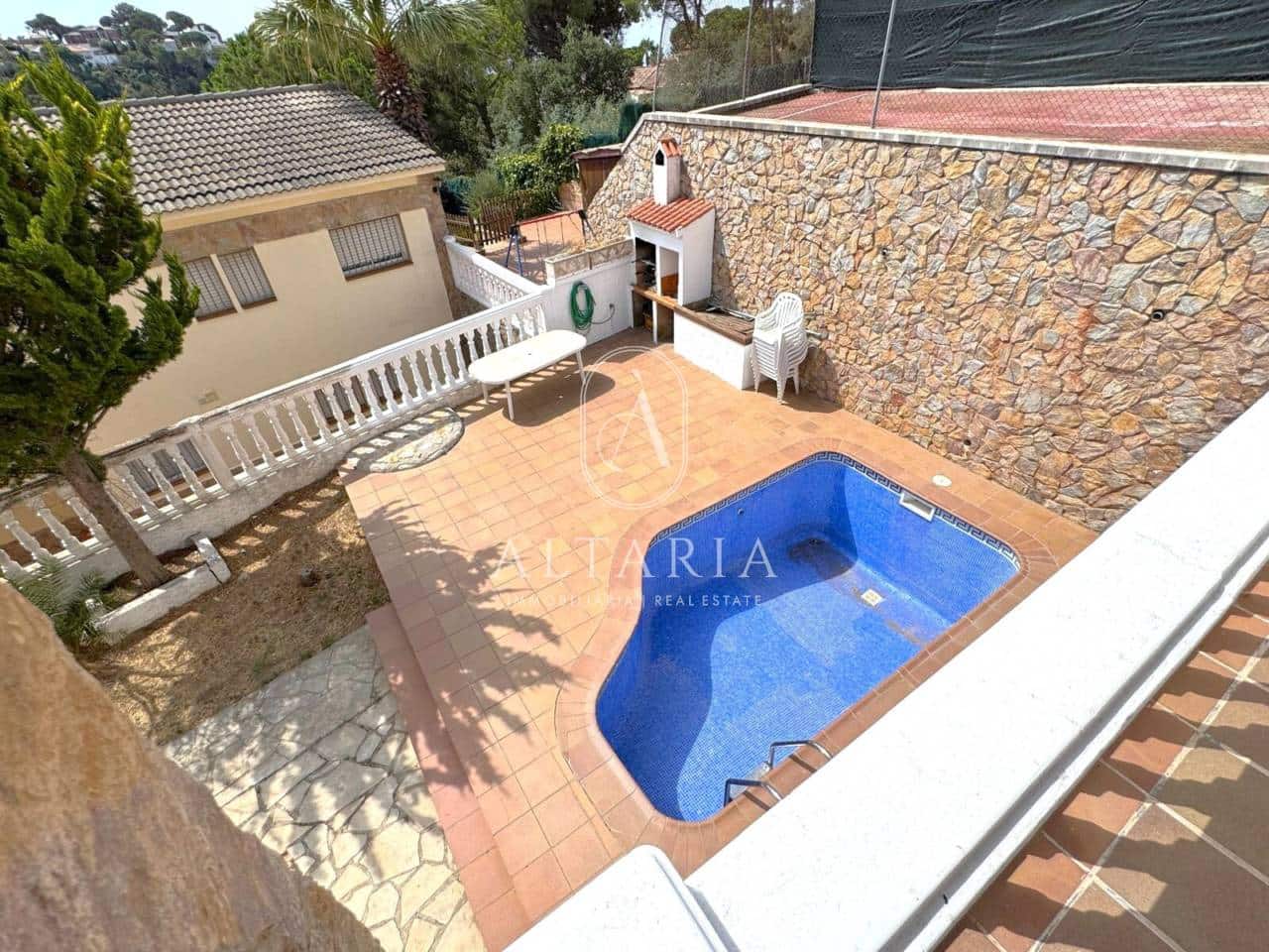 5 Zimmer Villa zu verkaufen in Lloret de Mar mit Pool - 375.000 € (Ref: 9999485)