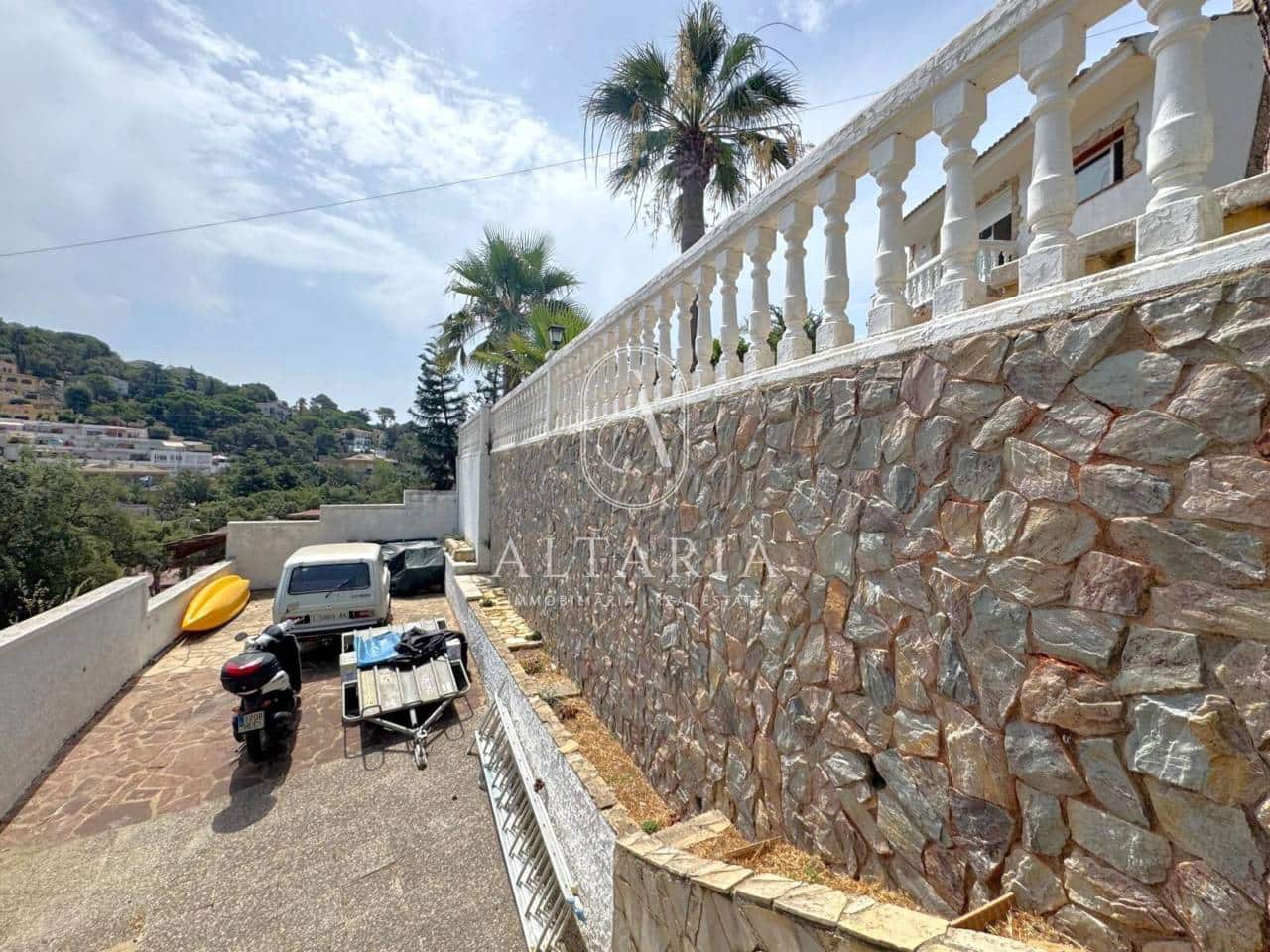 5 Zimmer Villa zu verkaufen in Lloret de Mar mit Pool - 375.000 € (Ref: 9999485)