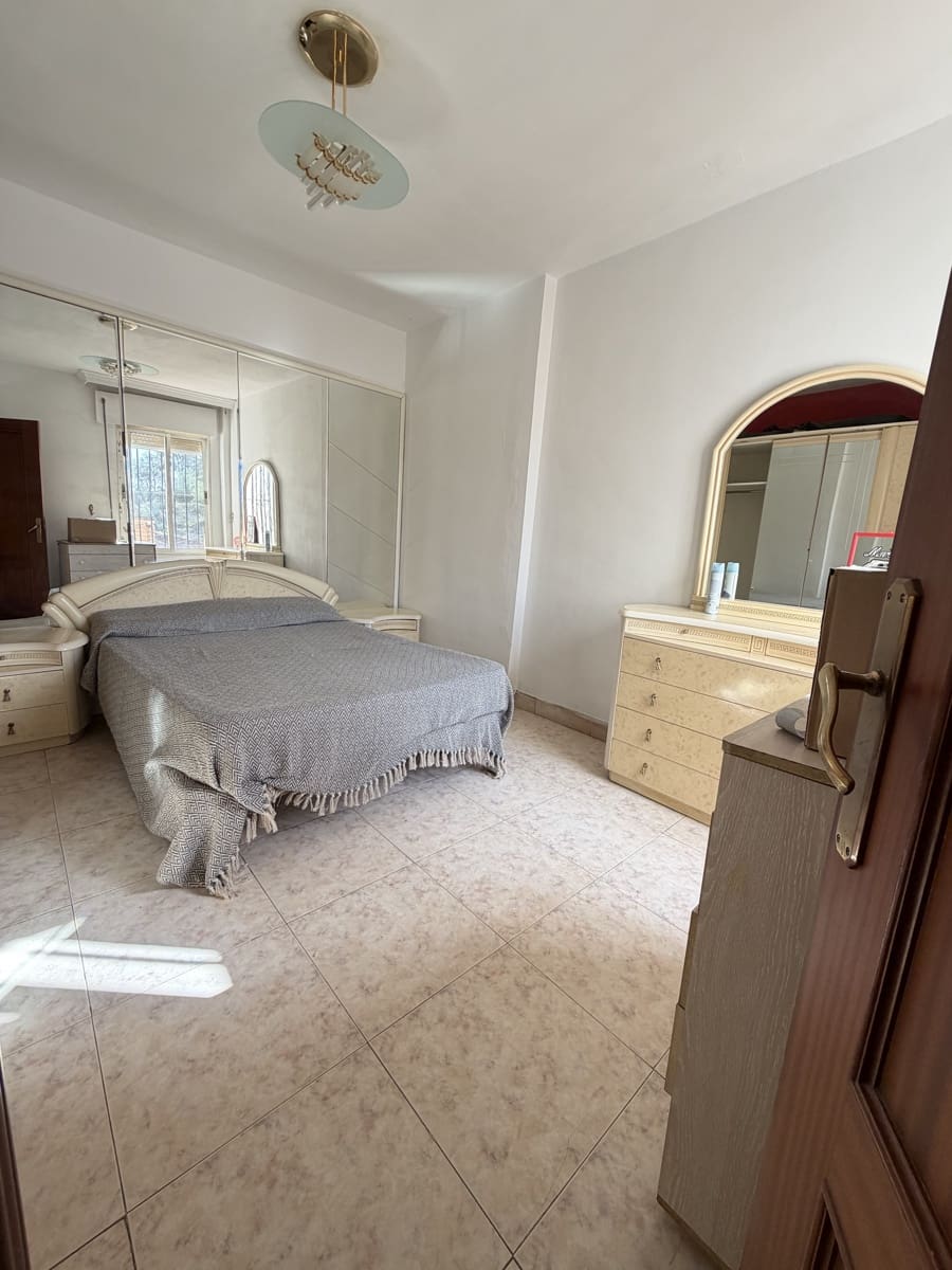 3 slaapkamer Villa te koop in Malaga stad met garage - € 268.000 (Ref: 9665246)