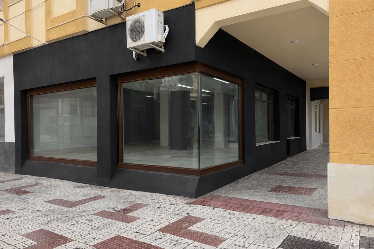 Commercial for sale in Malaga city - € 249,000 (Ref: 9665266)
