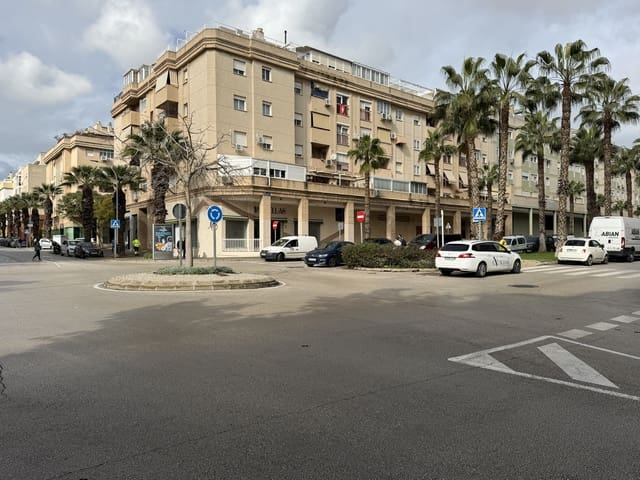 Commercial for sale in Cortijo Alto, Málaga city - € 249,000 (Ref: 9665266)