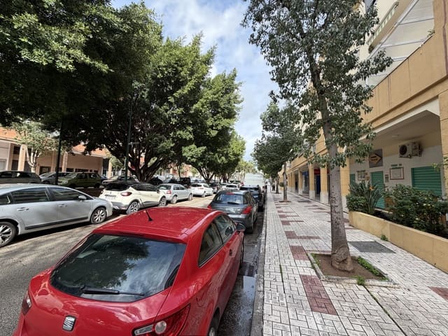 Commercial for sale in Cortijo Alto, Málaga city - € 249,000 (Ref: 9665266)