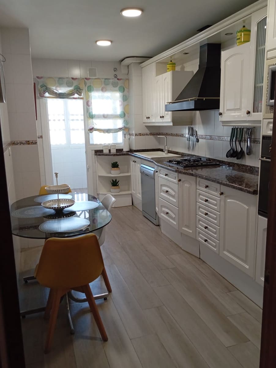 4 bedroom Apartment for sale in Malaga city with garage - € 475,000 (Ref: 9709125)