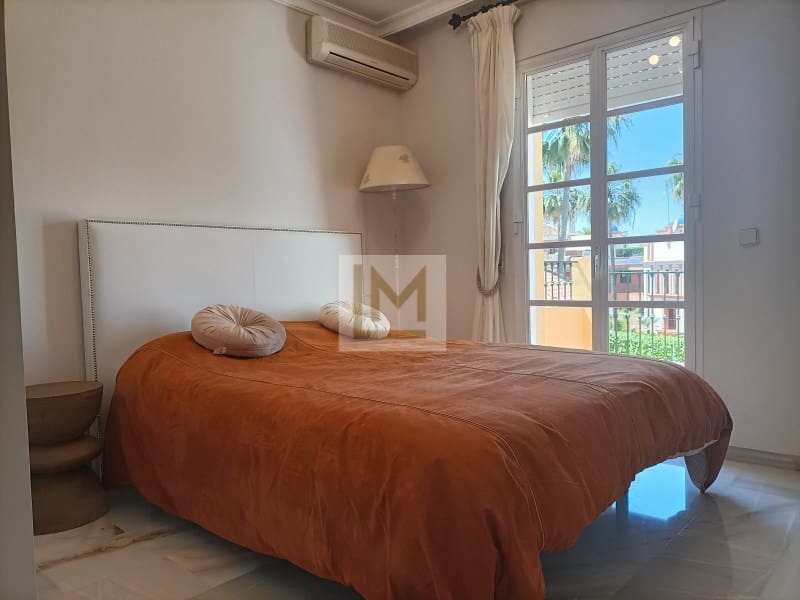 4 soveværelse Byhus til leje i Estepona med swimmingpool - € 3.900 (Ref: 9626224)