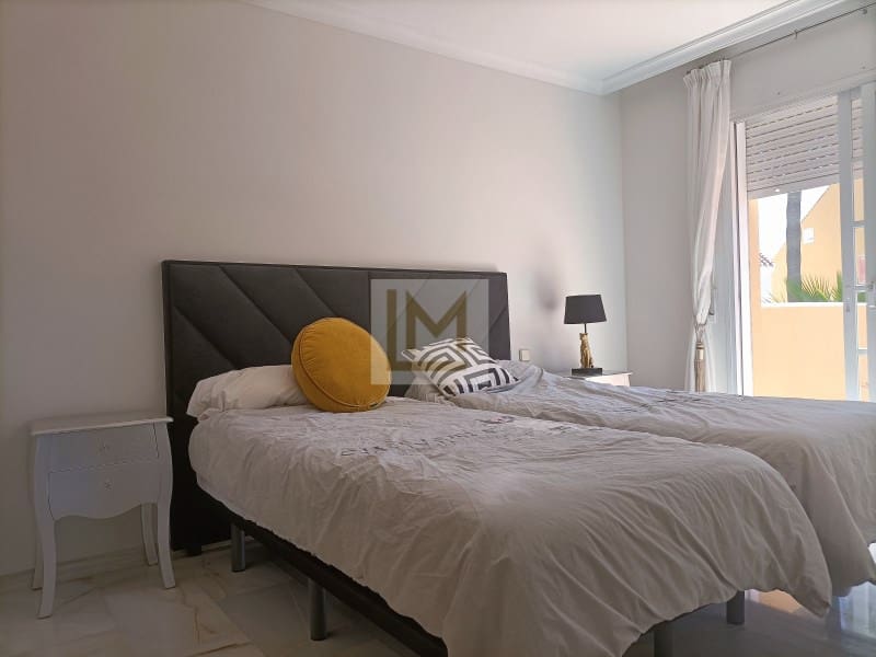 4 soveværelse Byhus til leje i Estepona med swimmingpool - € 3.900 (Ref: 9626224)