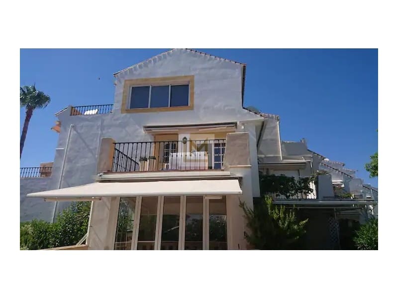 4 soveværelse Byhus til leje i Estepona med swimmingpool - € 3.900 (Ref: 9626224)