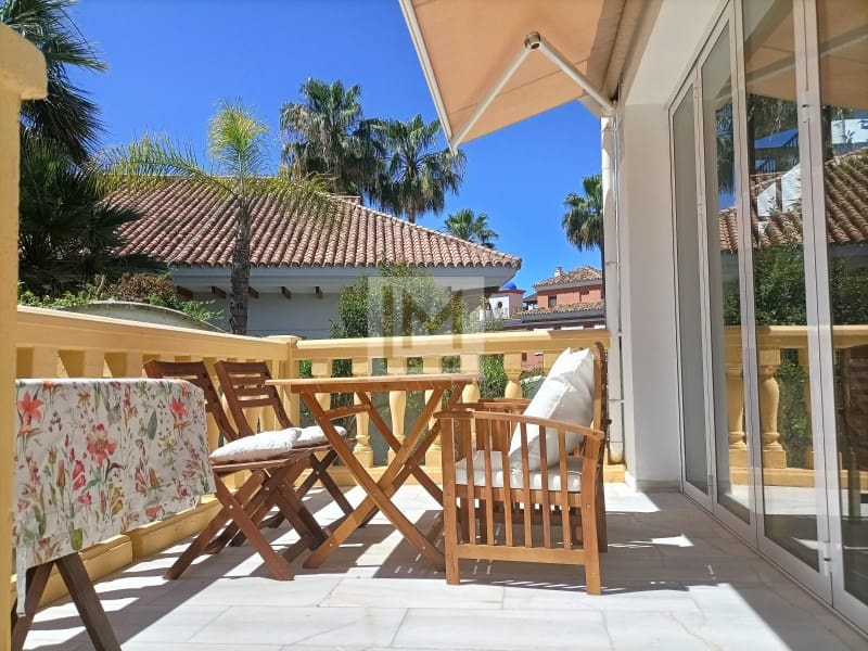 4 soveværelse Byhus til leje i Estepona med swimmingpool - € 3.900 (Ref: 9626224)