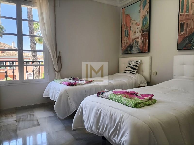 4 soveværelse Byhus til leje i Estepona med swimmingpool - € 3.900 (Ref: 9626224)