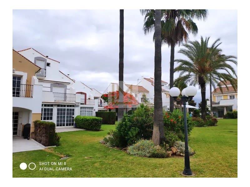 4 soveværelse Byhus til leje i Estepona med swimmingpool - € 3.900 (Ref: 9626224)
