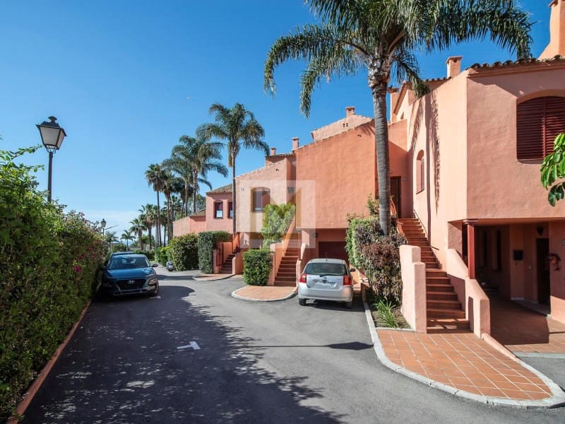 Apartamento de 2 habitaciones en Estepona en venta con piscina garaje - 280.000 € (Ref: 9626225)