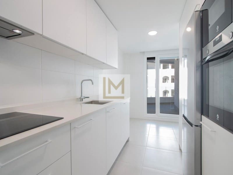 3 soveværelse Lejlighed til leje i Nueva Andalucia med swimmingpool garage - € 2.700 (Ref: 9626231)