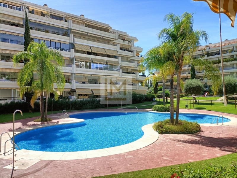 Apartamento de 3 habitaciones en San Pedro de Alcantara en venta con piscina garaje - 460.000 € (Ref: 9626233)