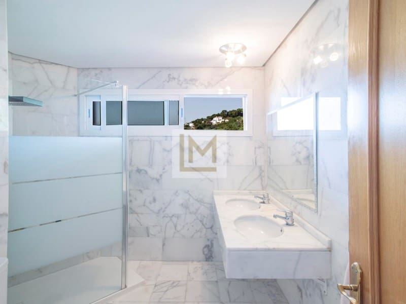 3 chambre Villa/Maison Semi-Mitoyenne à vendre à Estepona avec piscine garage - 390 000 € (Ref: 9626235)