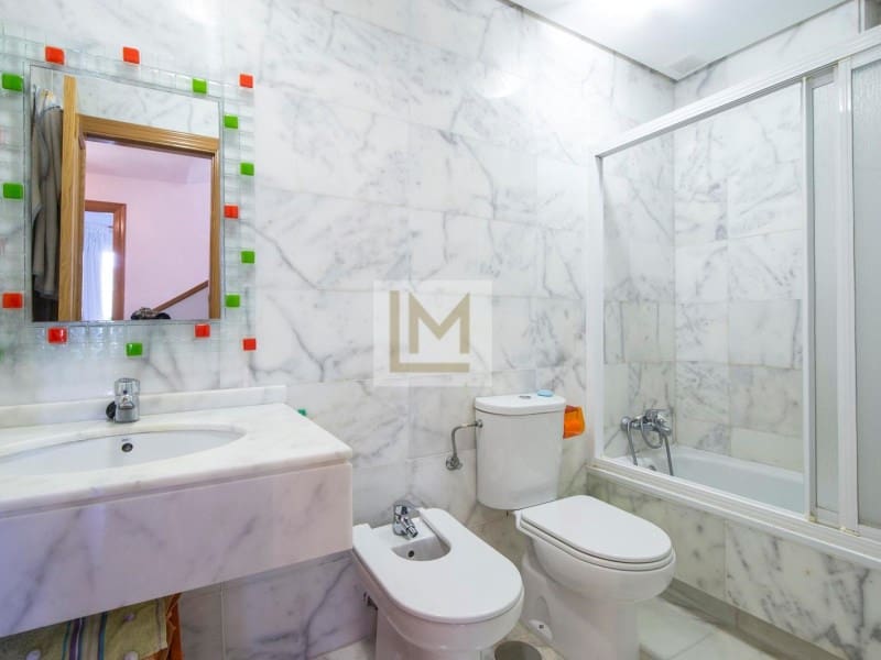 3 chambre Villa/Maison Semi-Mitoyenne à vendre à Estepona avec piscine garage - 390 000 € (Ref: 9626235)