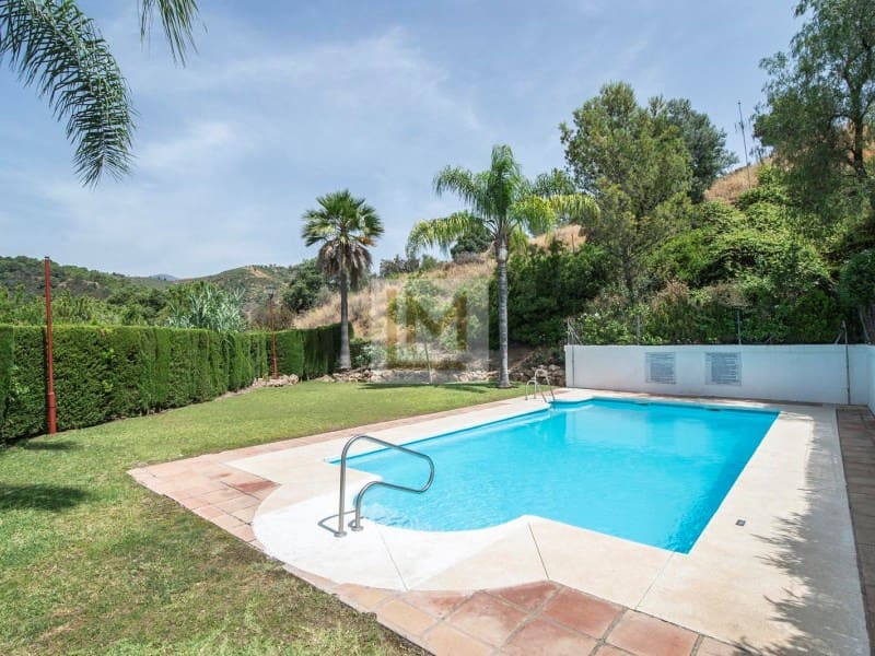 3 chambre Villa/Maison Semi-Mitoyenne à vendre à Estepona avec piscine garage - 390 000 € (Ref: 9626235)