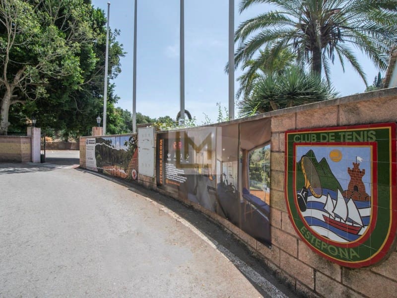 3 chambre Villa/Maison Semi-Mitoyenne à vendre à Estepona avec piscine garage - 390 000 € (Ref: 9626235)