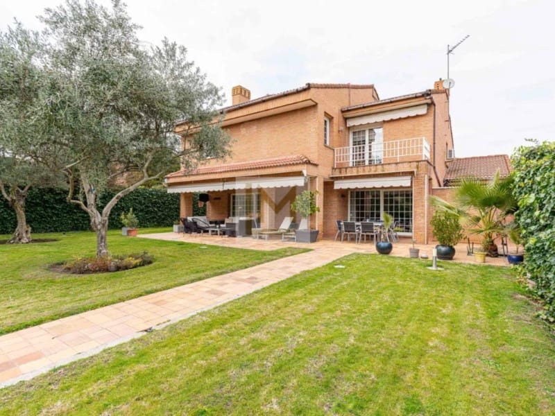 7 bedroom Villa for sale in Majadahonda with garage - € 1,790,000 (Ref: 9626236)