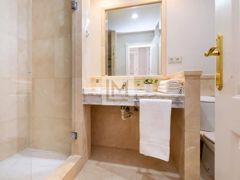 2 sovrum Strandlägenhet att hyra i San Pedro de Alcantara med pool garage - 2 250 € (Ref: 9659216)