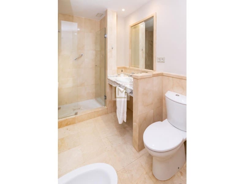 2 sovrum Strandlägenhet att hyra i San Pedro de Alcantara med pool garage - 2 250 € (Ref: 9659216)