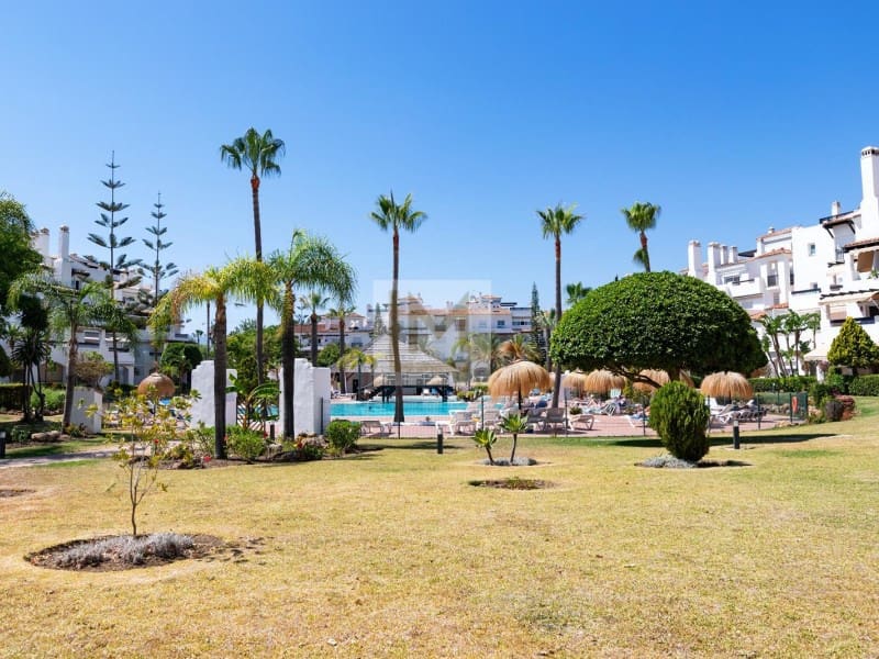 2 sovrum Strandlägenhet att hyra i San Pedro de Alcantara med pool garage - 2 250 € (Ref: 9659216)