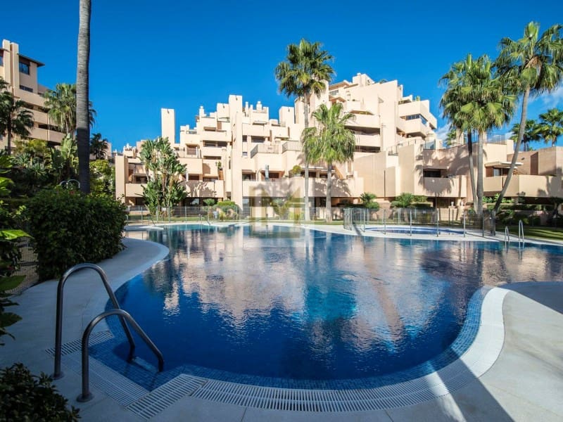 Appartement de 2 chambres à louer à New Golden Mile avec piscine garage - 2 600 € (Ref: 9674021)