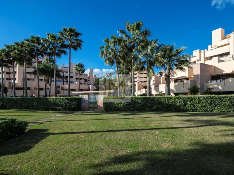 Appartement de 2 chambres à louer à New Golden Mile avec piscine garage - 2 600 € (Ref: 9674021)