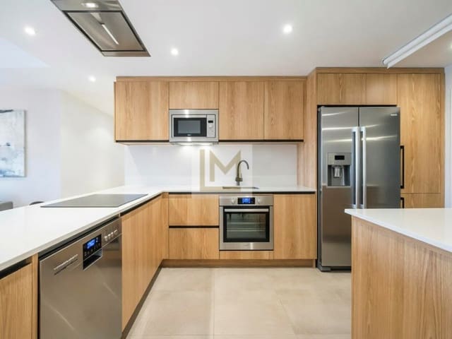 3 soveværelse Penthouse til leje i Lomas De Marbella, Marbella med swimmingpool garage - € 3.300 (Ref: 9758727)