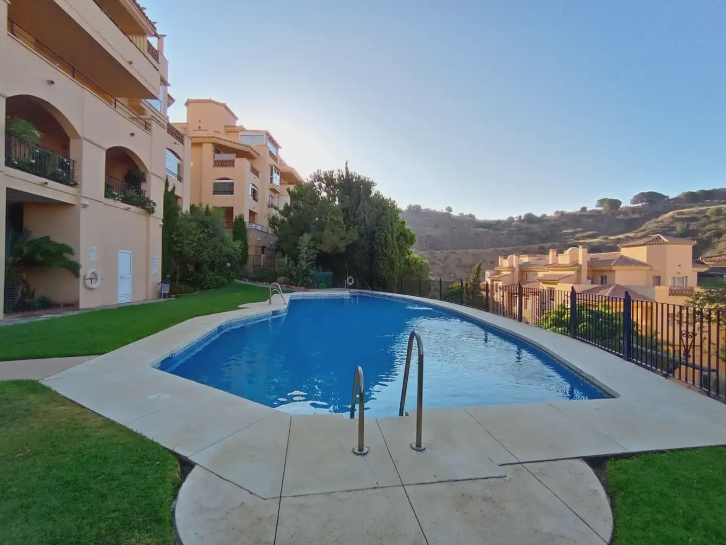 2 sypialnia Mieszkanie do wynajęcia w Mijas z basenem garażem - 1 490 € (Ref: 9843835)