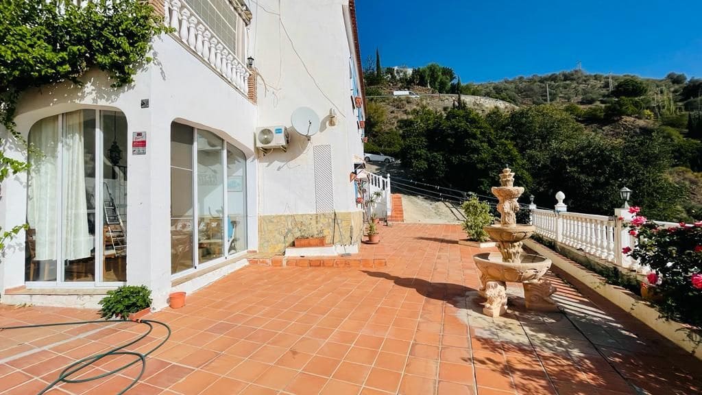 4 bedroom Finca/Country House for sale in Torrox with pool garage - € 399,900 (Ref: 9854356)