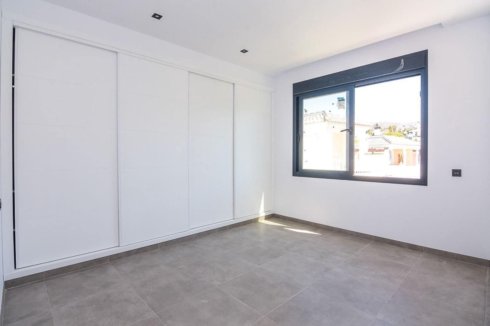3 sypialnia Willa na sprzedaż w Torrox-Costa z basenem garażem - 770 000 € (Ref: 9889766)