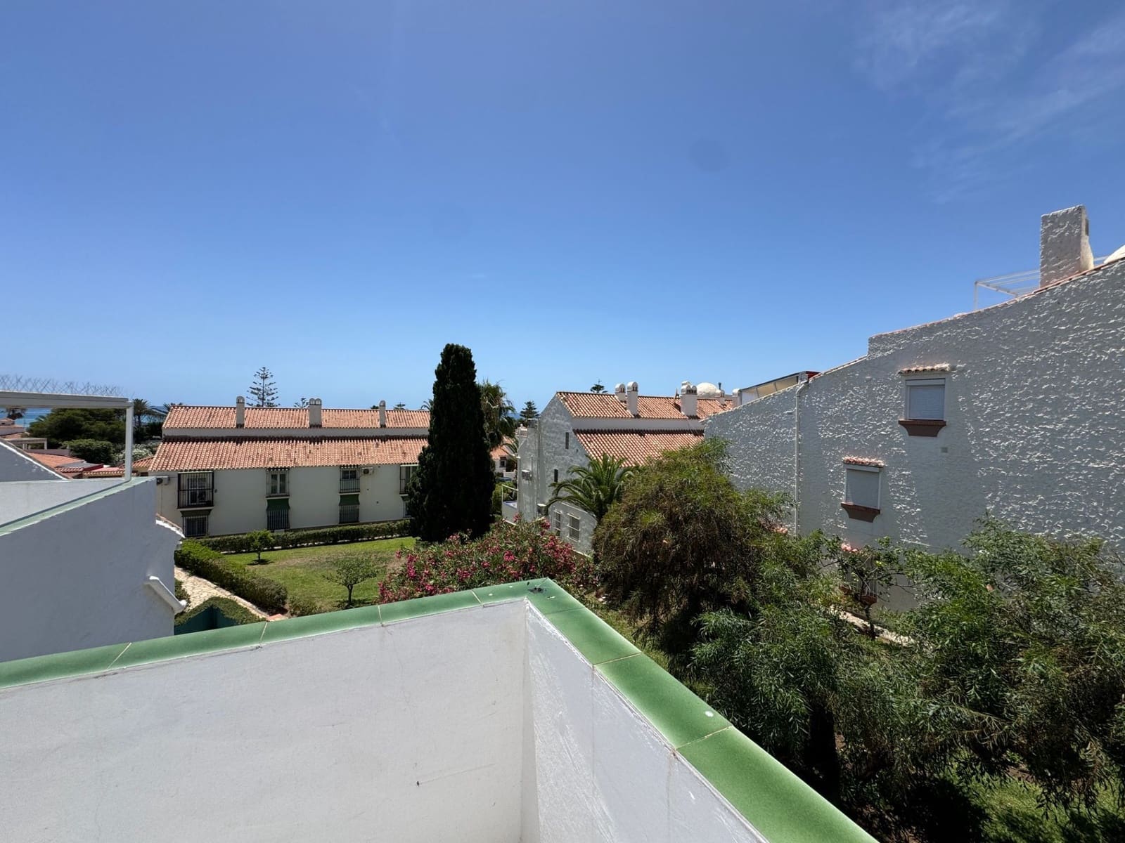 3 sypialnia Dom blizniak na sprzedaż w Torrox-Costa z basenem - 315 000 € (Ref: 9902834)