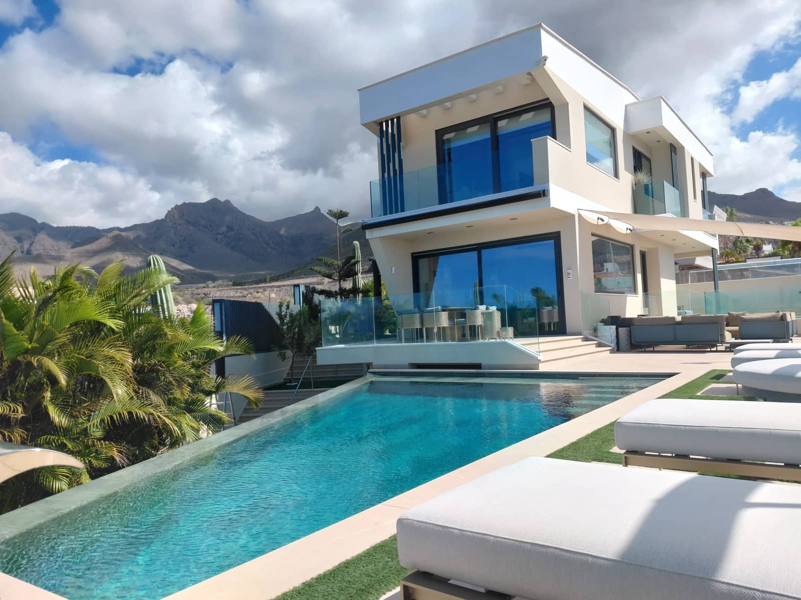 Chalet de 4 habitaciones en Adeje en venta con piscina garaje - 3.500.000 € (Ref: 9665518)