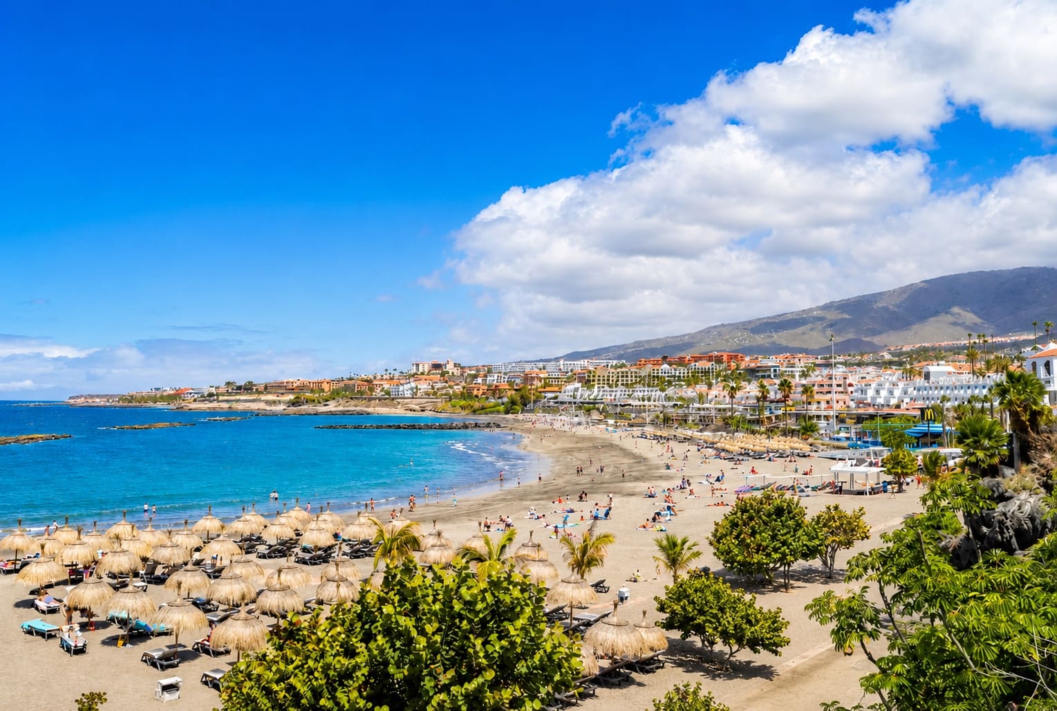 Hotel en Adeje en venta con piscina - 28.000.000 € (Ref: 9840661)