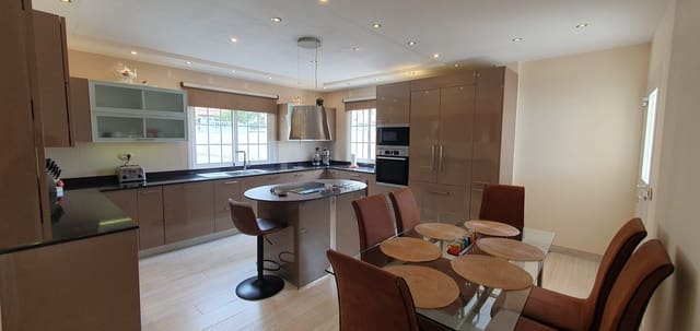 3 soverom Villa til salgs i Adeje med svømmebasseng garasje - € 1 600 000 (Ref: 9867962)