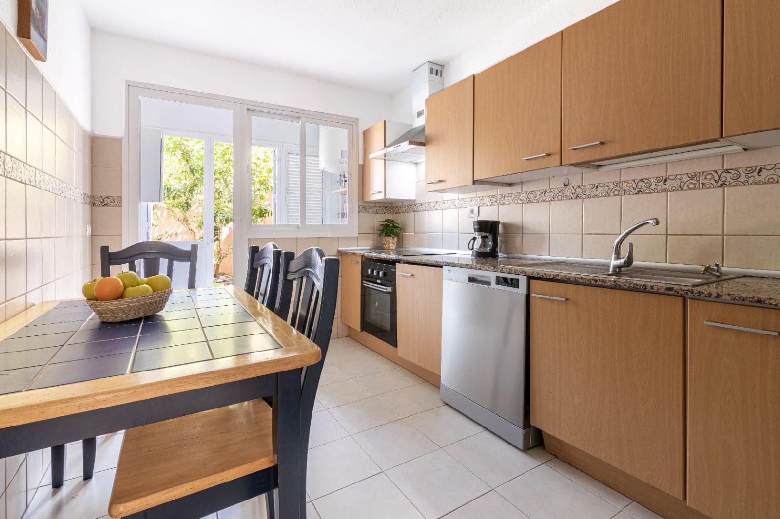 4 slaapkamer Villa te huur in Adeje met garage - € 2.500 (Ref: 9934903)
