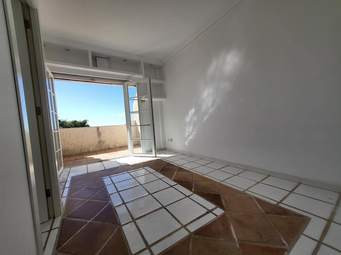 Penthouse de 3 chambres à louer à Arona avec garage - 1 800 € (Ref: 9934908)