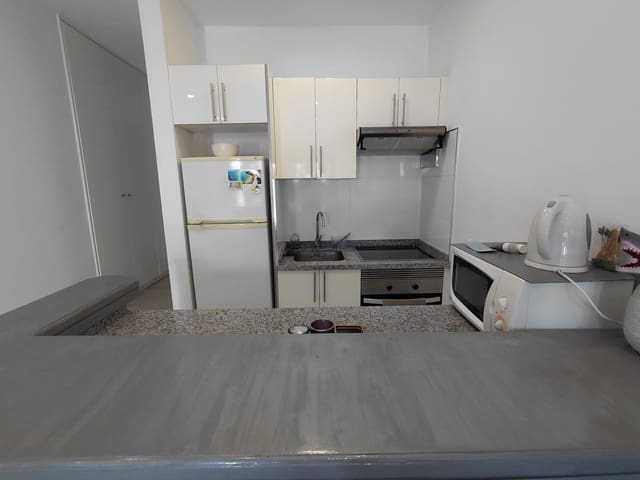 1 makuuhuone Huoneisto vuokrattavana paikassa Adeje mukana uima-altaan - 1 500 € (Ref: 9943209)