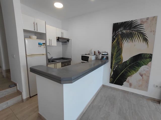 1 makuuhuone Huoneisto vuokrattavana paikassa Adeje mukana uima-altaan - 1 500 € (Ref: 9943209)