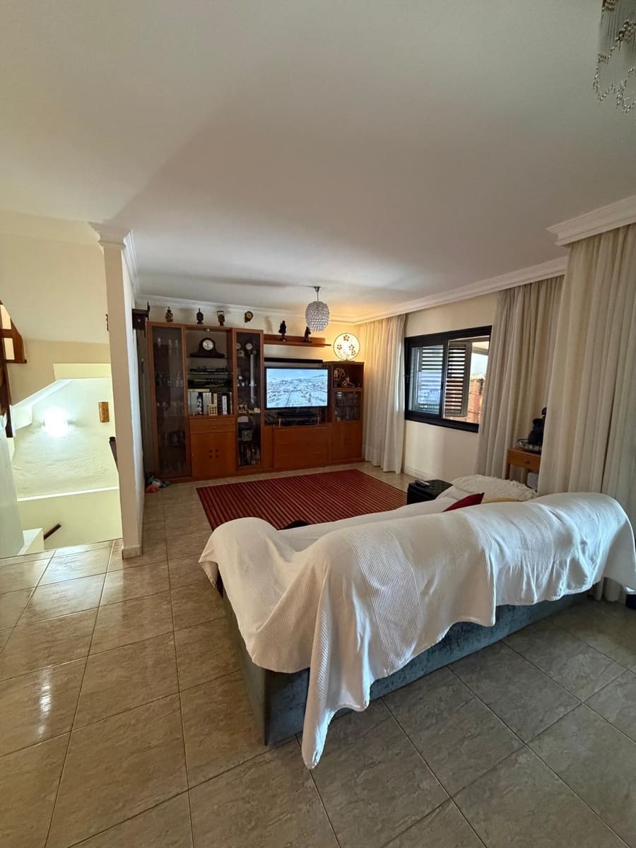 5 bedroom Villa for sale in Radazul with pool garage - € 570,000 (Ref: 9698832)