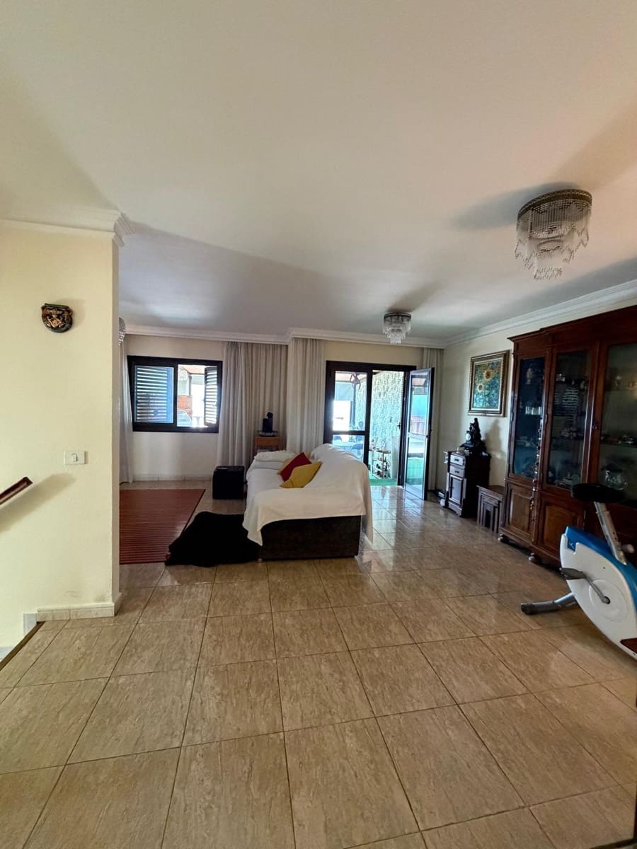 5 bedroom Villa for sale in Radazul with pool garage - € 570,000 (Ref: 9698832)