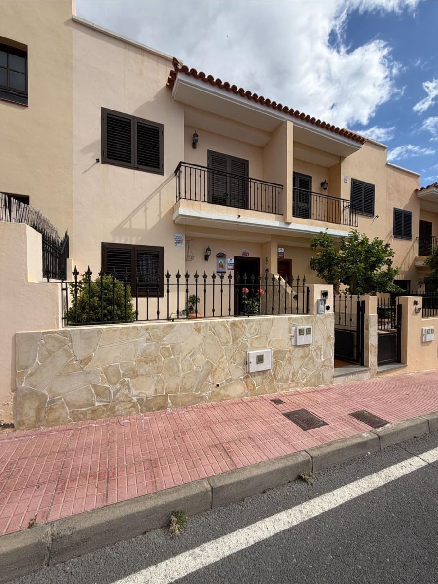 4 chambre Villa/Maison Mitoyenne à vendre à Candelaria avec garage - 460 000 € (Ref: 9797107)