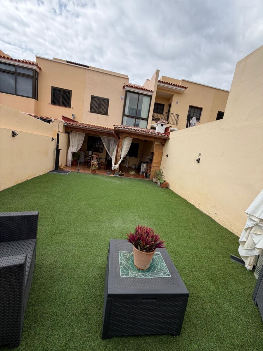 4 chambre Villa/Maison Mitoyenne à vendre à Candelaria avec garage - 460 000 € (Ref: 9797107)