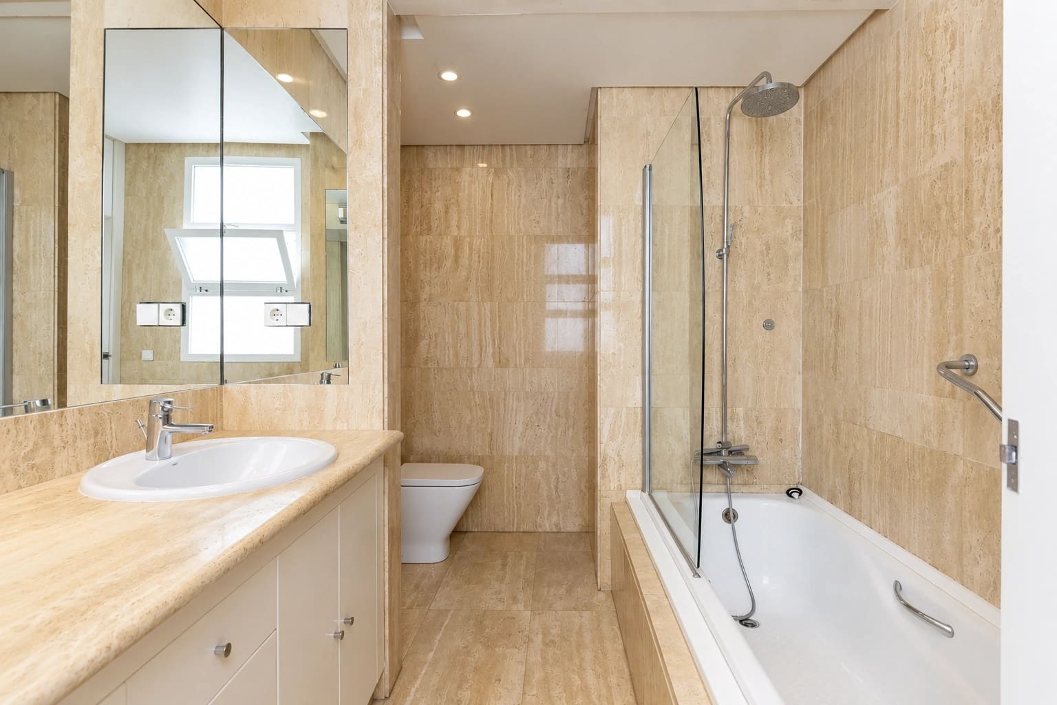 4 bedroom Flat for rent in Valencia city - € 3,400 (Ref: 10140266)