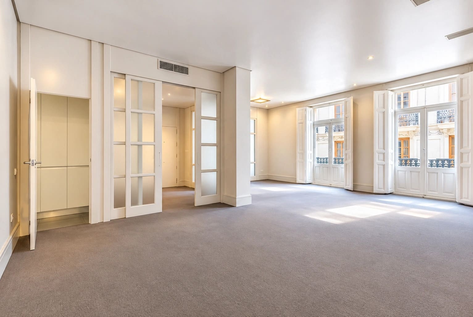 4 bedroom Flat for rent in Valencia city - € 3,400 (Ref: 10140266)