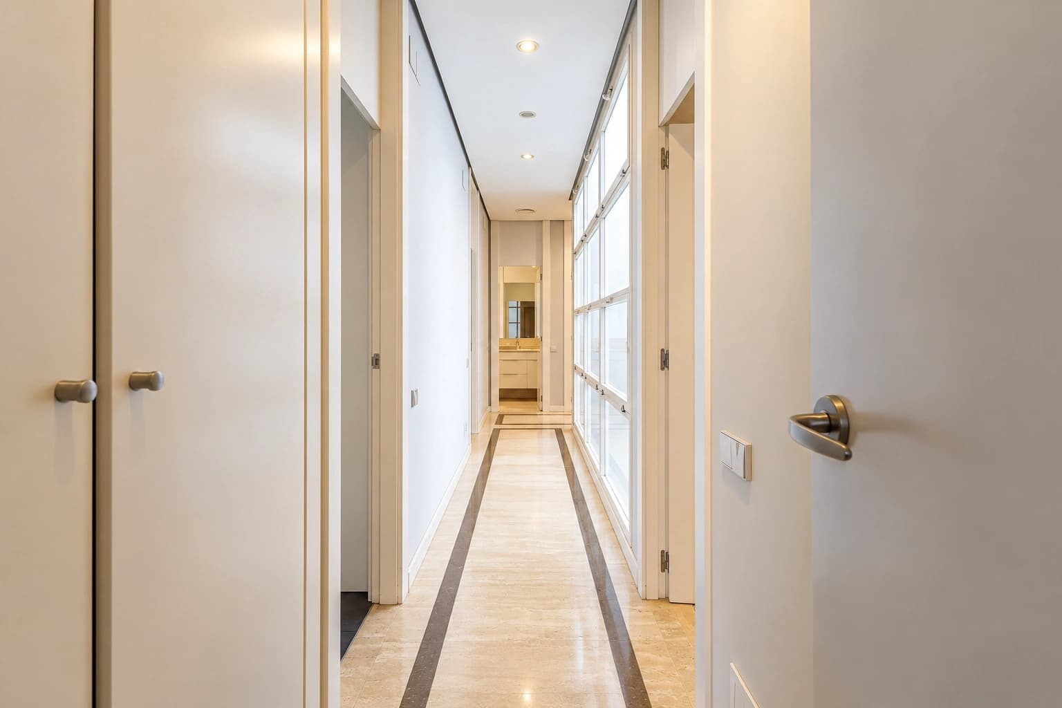 4 bedroom Flat for rent in Valencia city - € 3,400 (Ref: 10140266)